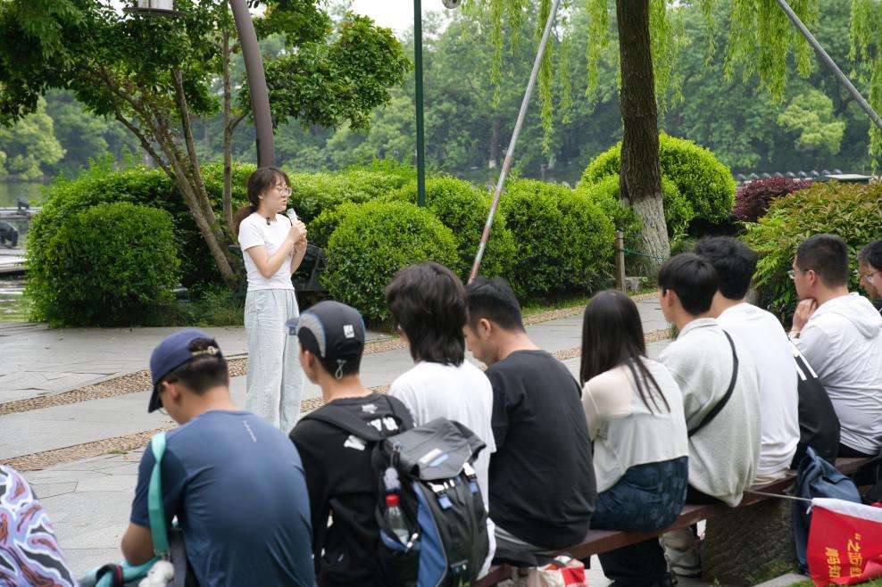 学生游客一路跟着听，浙理工“大思政课”现场教学真有“味”！